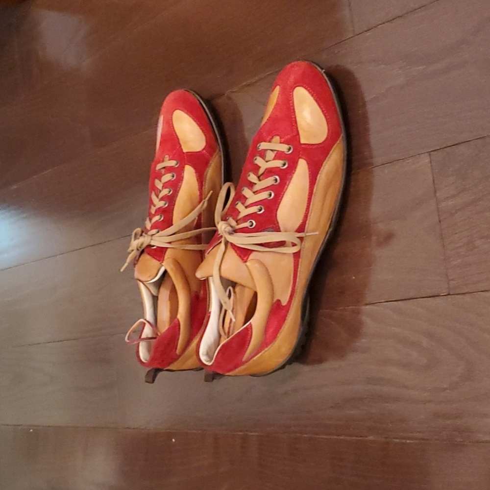 Stylish Red and Tan Men's Sneakers - Picture 3 of 16